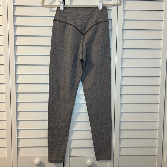 Sleek Gray V-Waist Leggings - Picture 5 of 7